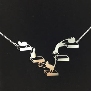 "Cat's Play" cat necklace, steel or gold-plated